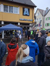 Viele Leute setzten ein starkes Zeichen am Friedenseicheplatz